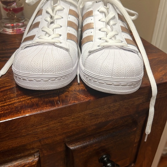 Adidas Superstars Tennis Shoes in White Copper Metallic, Size 8 - Picture 6 of 16